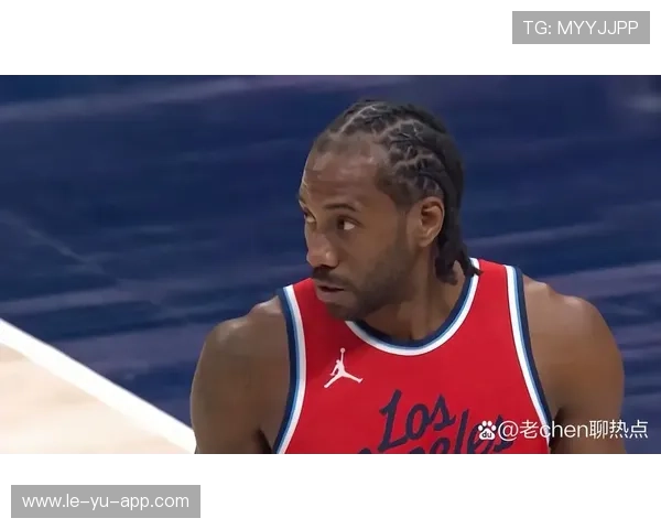 伦纳德最后时刻抢下关键篮板并补篮得手，快船胜出